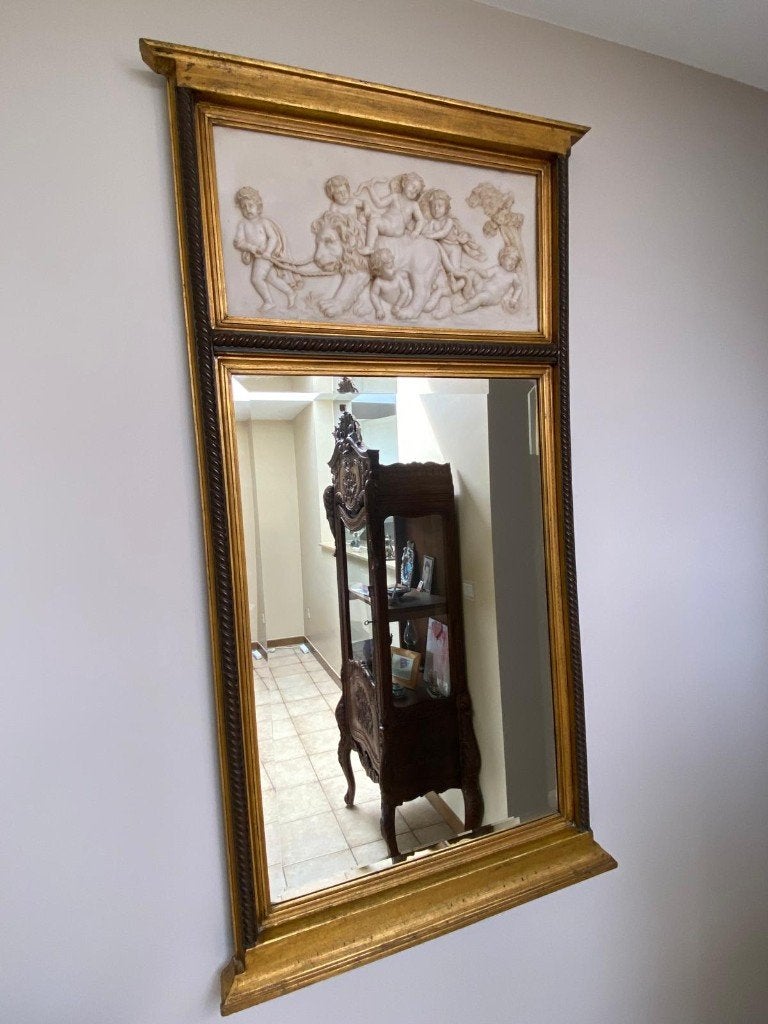 Ancien miroir trumeau doré avec bas-relief aux angelots, Antiquités & Art, Enlèvement, Rectangulaire, 50 à 100 cm, 100 à 150 cm