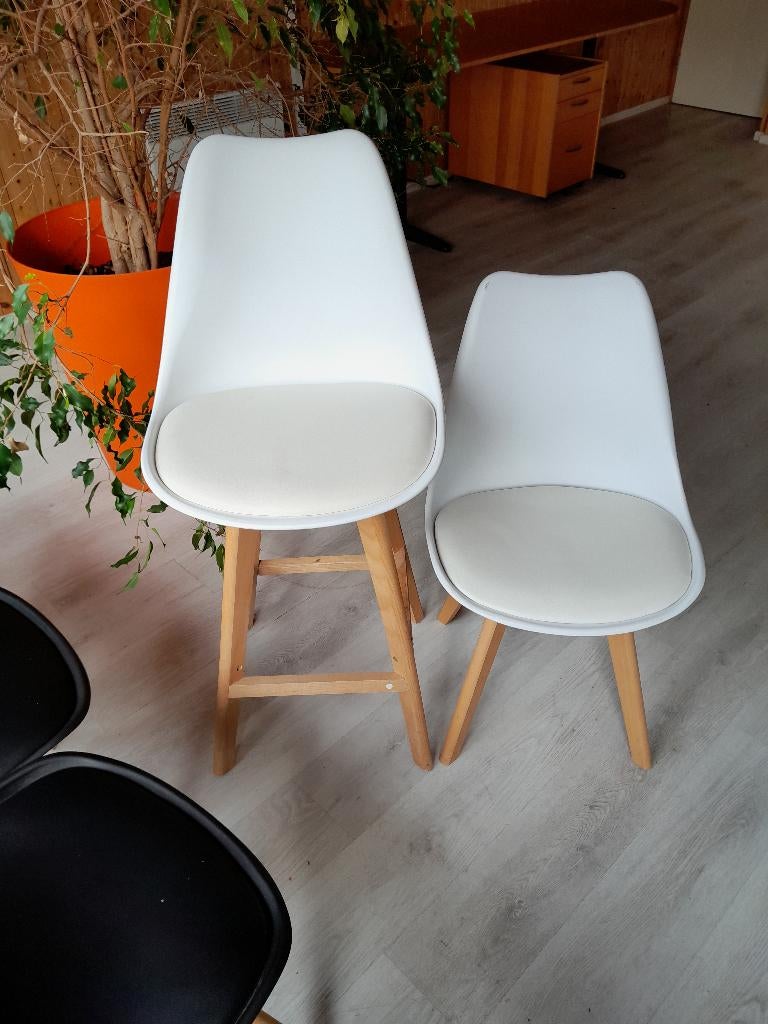 Lot van 22 hoge barstoelen-barkrukken, Huis en Inrichting, Gebruikt, Met voetsteun, 90 cm of meer, Ophalen