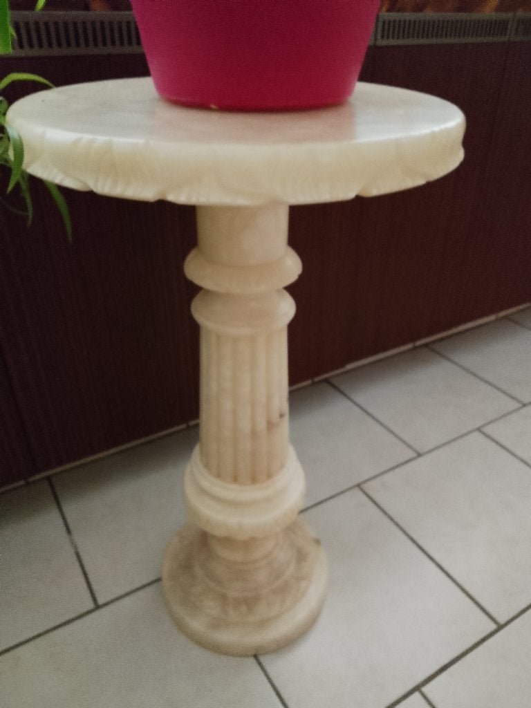 Table en marbre blanc, Enlèvement