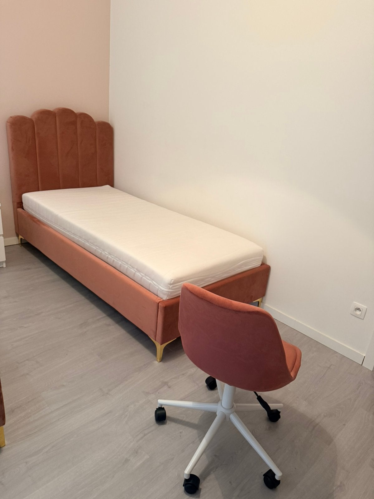 Oud roze velvet 1 persoonsbed en bureaustoel, Enlèvement, Comme neuf, Rose
