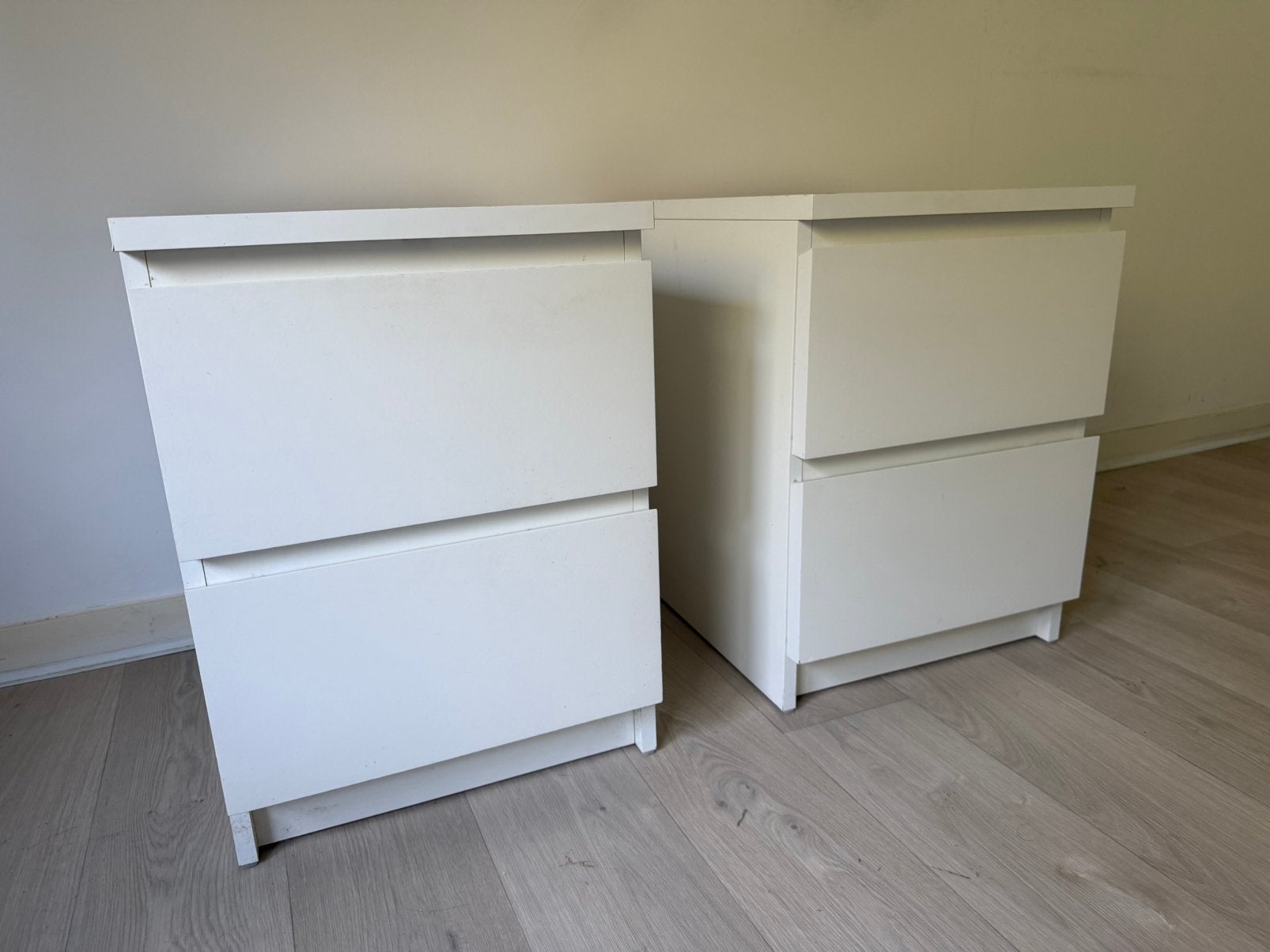 2 tables de chevet blanches, Enlèvement, Utilisé