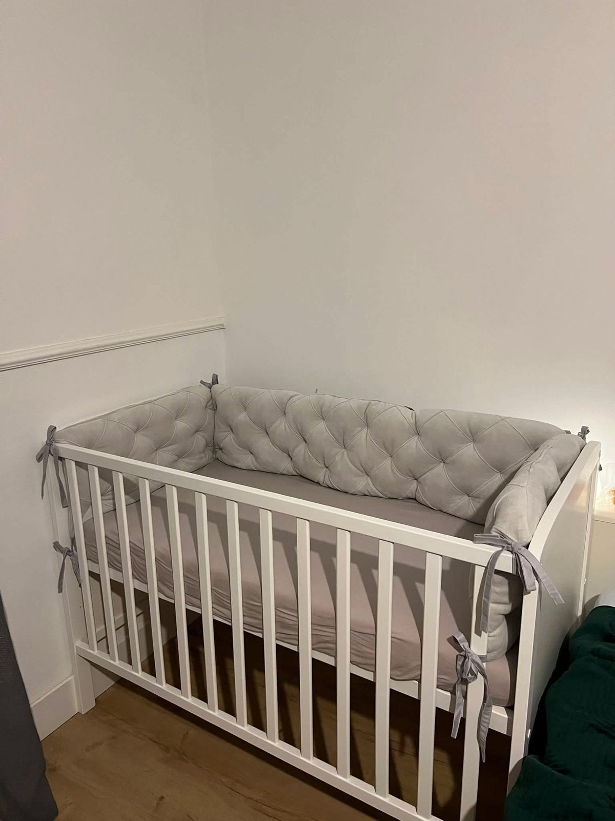 Mooie witte babybox /ledikant met matras en zachte bekleding, Ophalen, Zo goed als nieuw, Ledikant