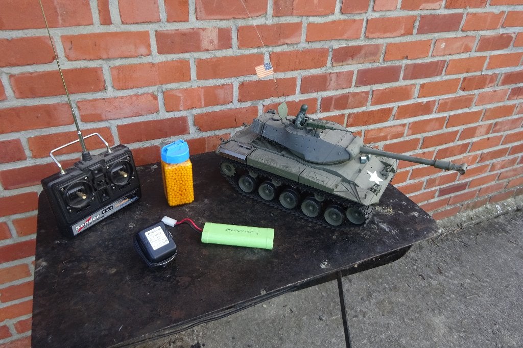 RC Battle Tank U.S. Walker Bulldog 1/16, Hobby & Loisirs créatifs, Modélisme | Voitures & Véhicules, Autres marques, Tank, Plus grand que 1:32