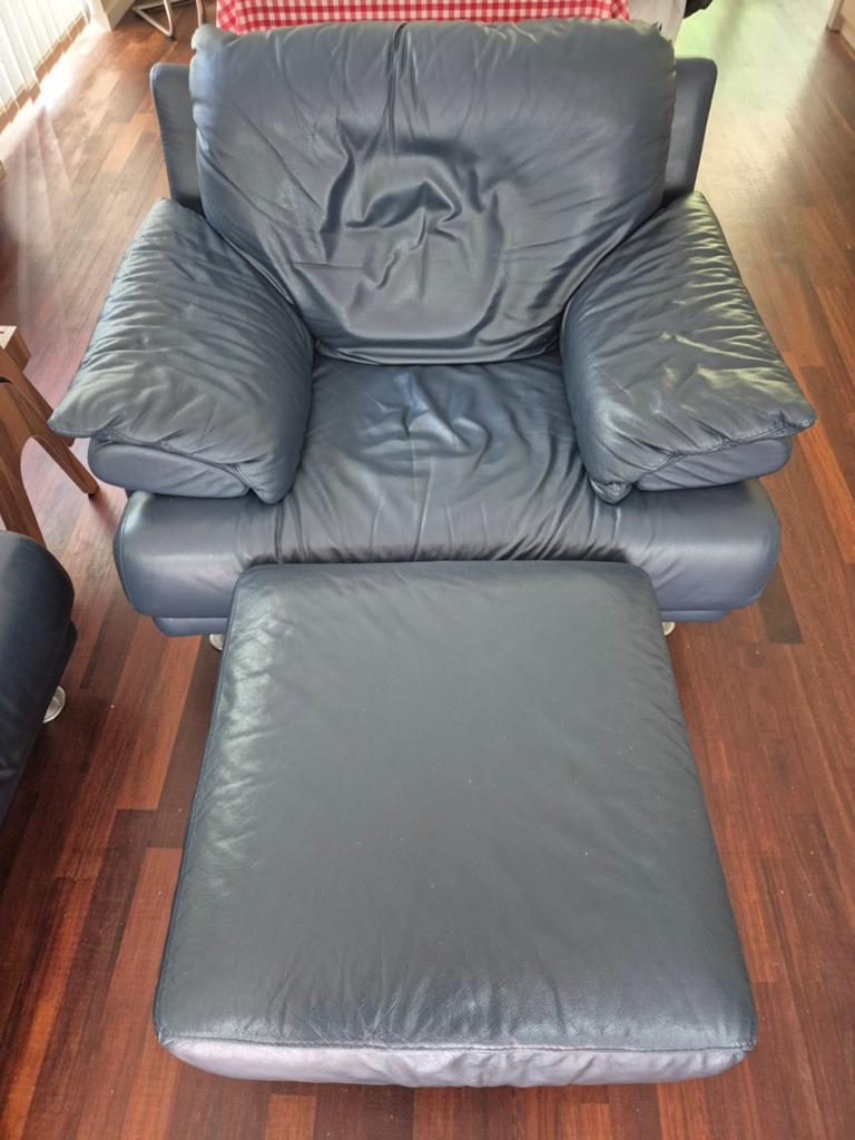 Fauteuil et pouf bleu, en cuir, Maison & Meubles, Cuir