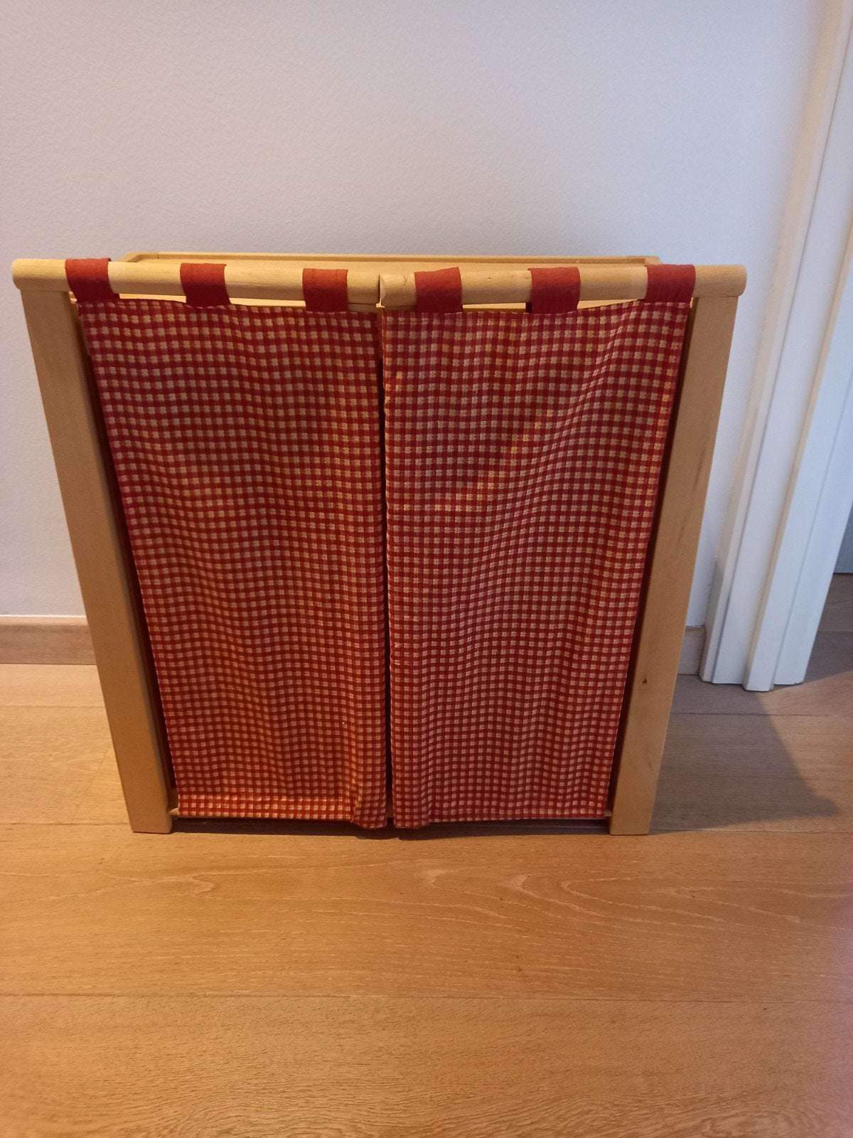 vintage poppenkleerkast met gordijntjes, Ophalen