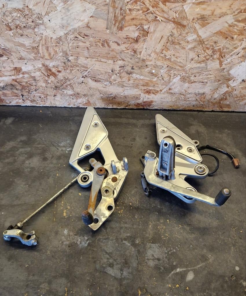 Lot platines reposes pieds avant origine Yamaha Fz6 de 2004, Envoi
