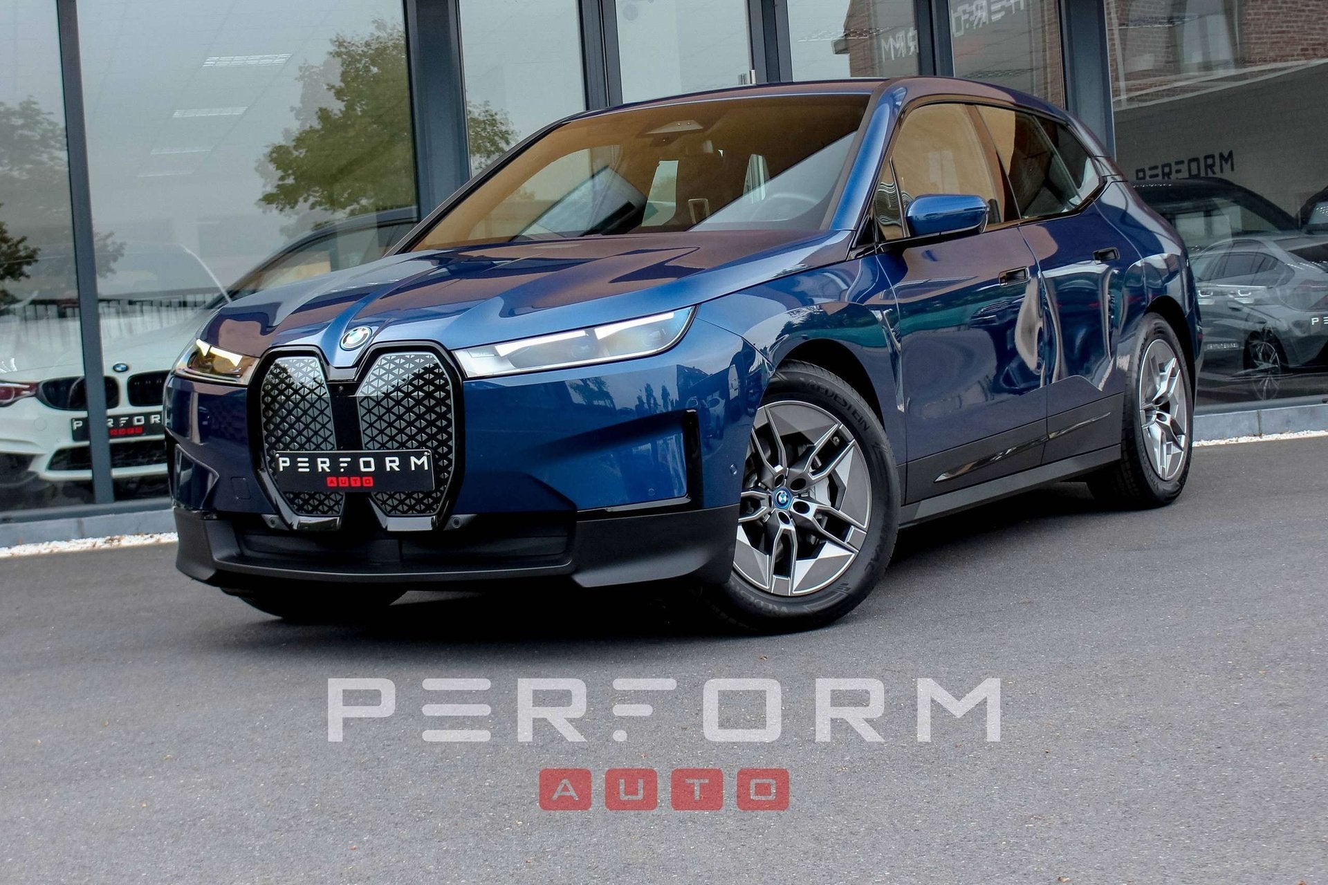 BMW iX *xDrive40*326PK*HARMAN KARDON*TREKHAAK*SOFT CLOSE*, Autos, Achat, Entreprise, Noir, 5 portes