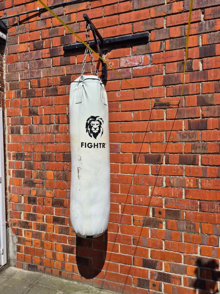 Bokszak en bokshandschoenen uit Bakoe., Enlèvement, Sac de boxe