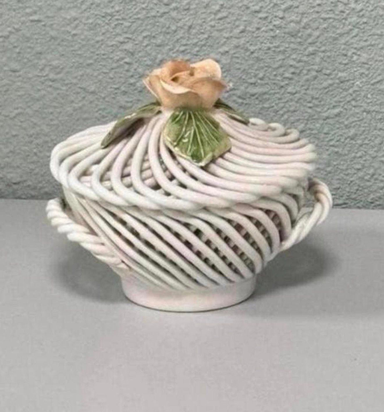Boîte à bijoux en porcelaine, bol w couvercle, rose tournée, Antiquités & Art, Enlèvement ou Envoi