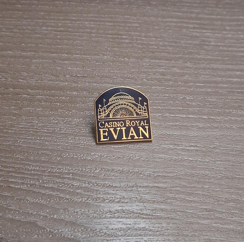 PIN - EVIAN - CASINO ROYAL, Ophalen of Verzenden, Gebruikt, Overige onderwerpen, Speldje of Pin