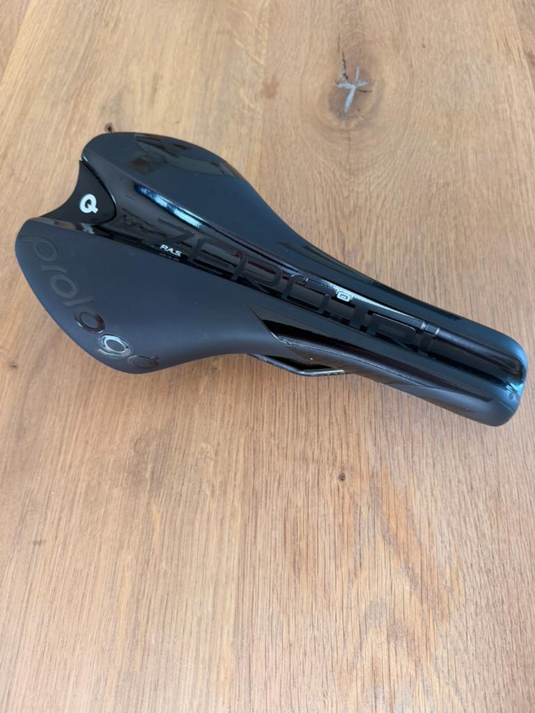 Prologo zero tri pas, Enlèvement ou Envoi, Comme neuf, Selle