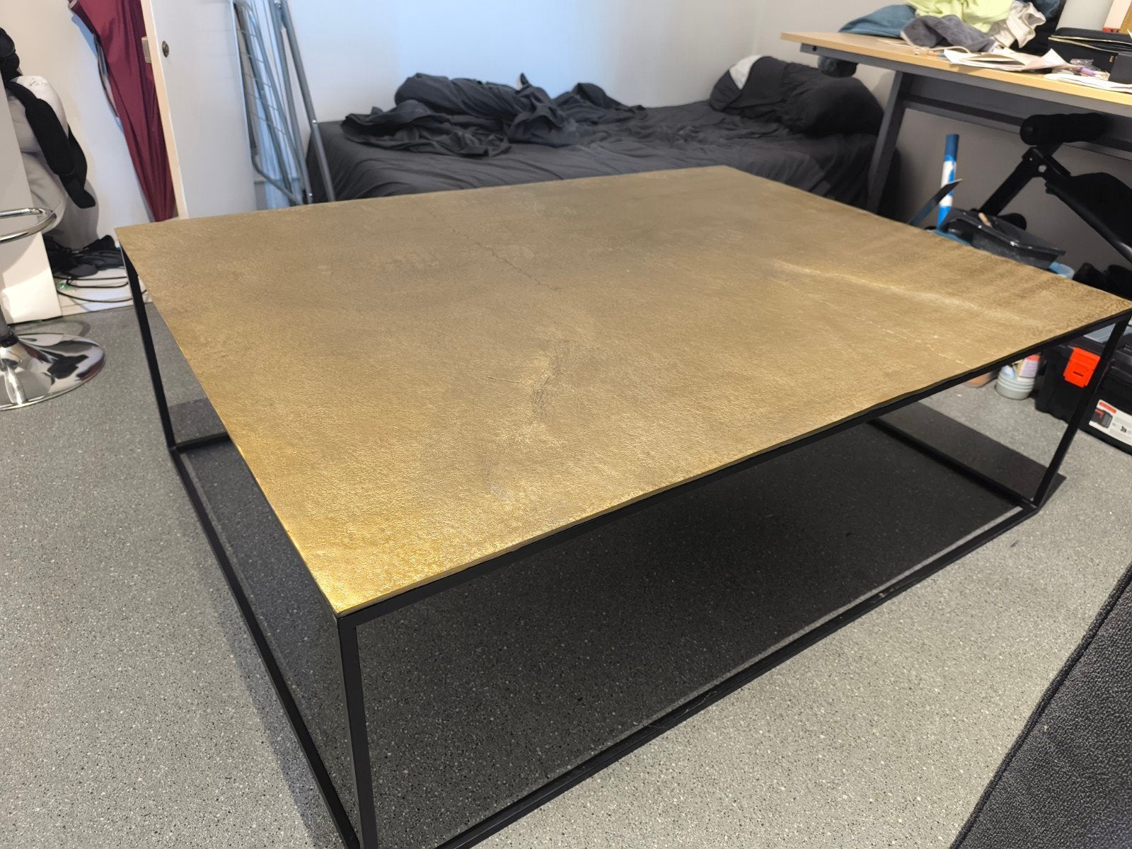 Victoria salontafel in goudkleurig aluminium en zwart metaal, Ophalen, Rechthoekig, Metaal