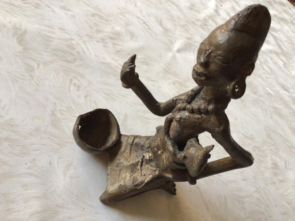 Voedende vrouw met kind oud bronzen beeld, Ophalen of Verzenden, Koper