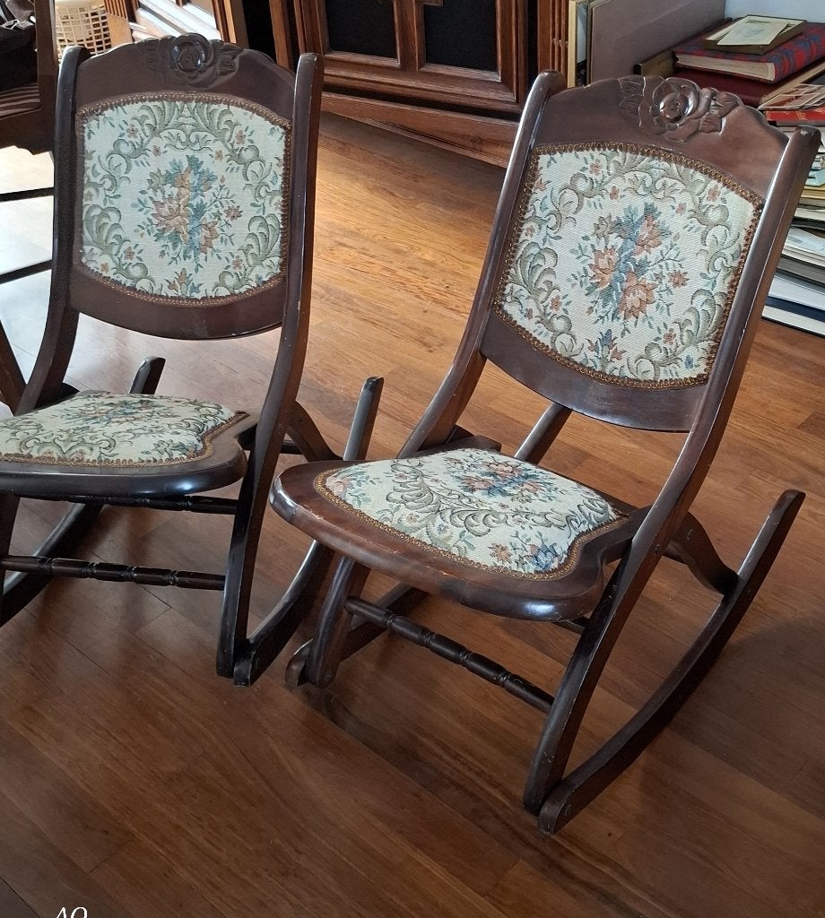 Twee leuke petit point schommelstoeltjes, Ophalen