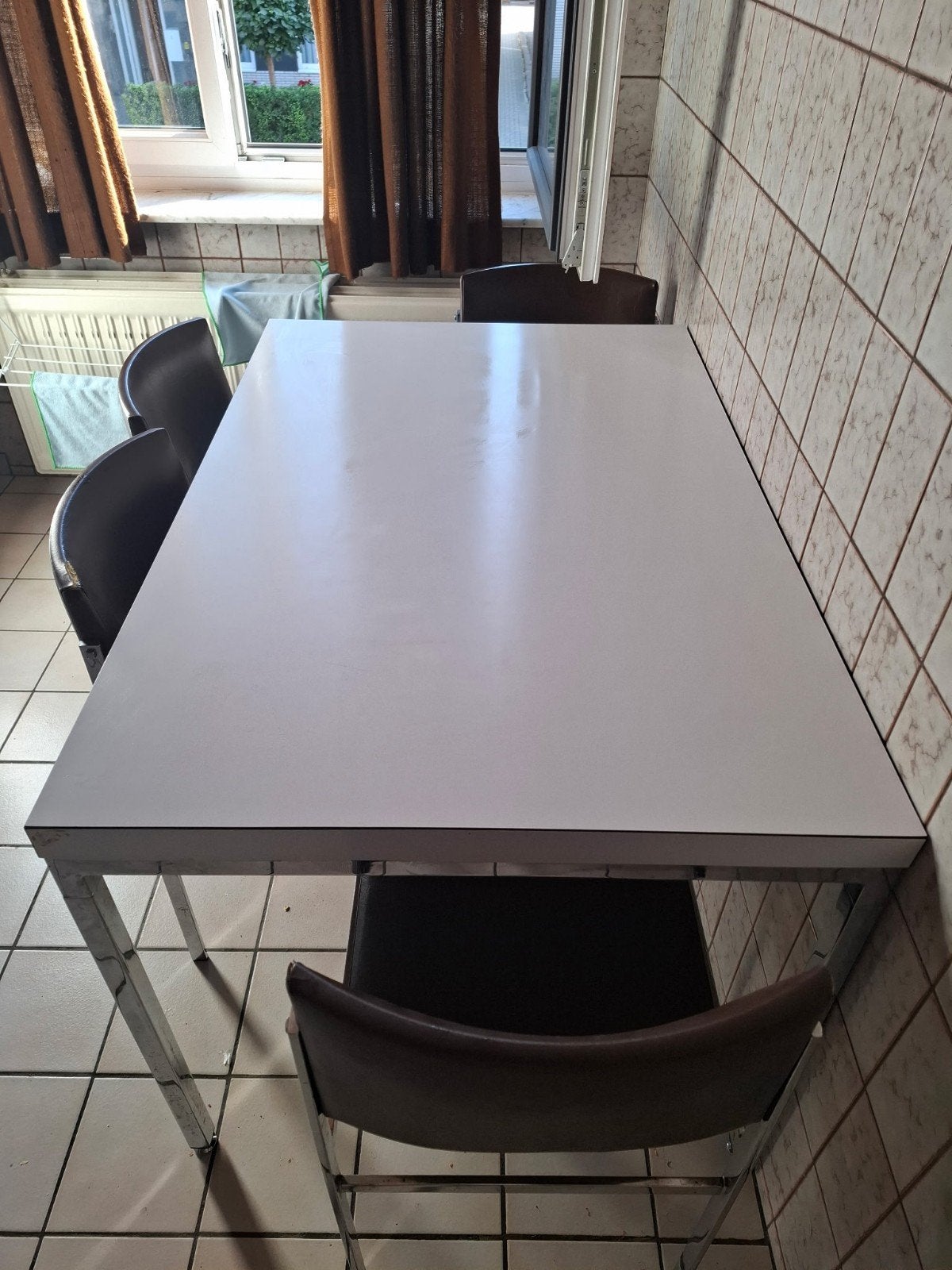 Witte eettafel met stoelen - chroom onderstel, Ophalen