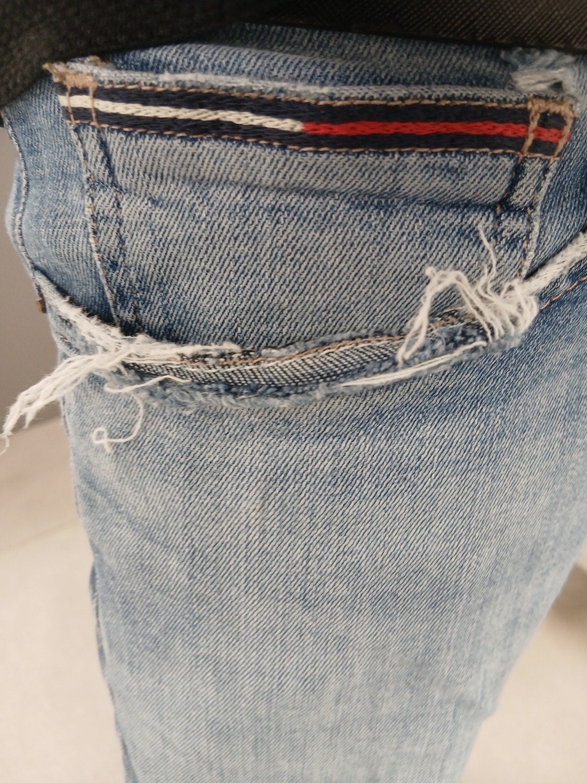 Tommy Hilfiger broek lijkt kapot maar hoort zo, Ophalen