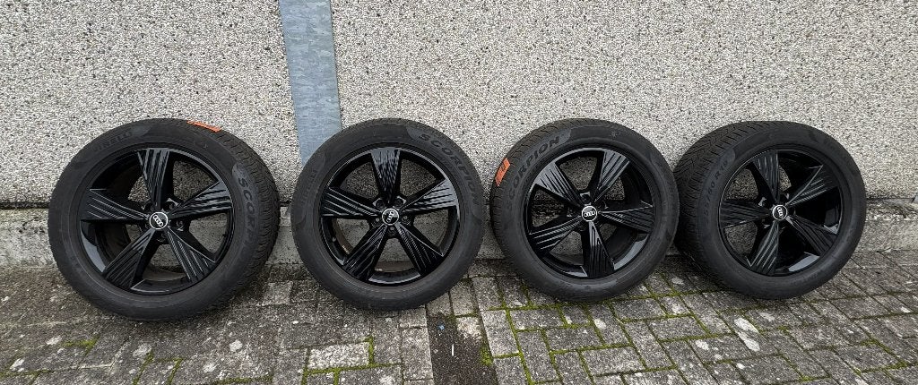 Zwarte velgen Audi Q4 met winterbanden & zomerbanden, Gebruikt, 255 mm, Velg(en), Zomerbanden