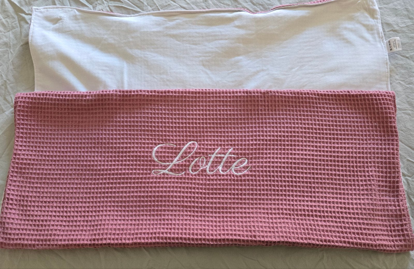 Handgemaakt deken met naam "Lotte", Ophalen of Verzenden, Geborduurd, Roze, Deken