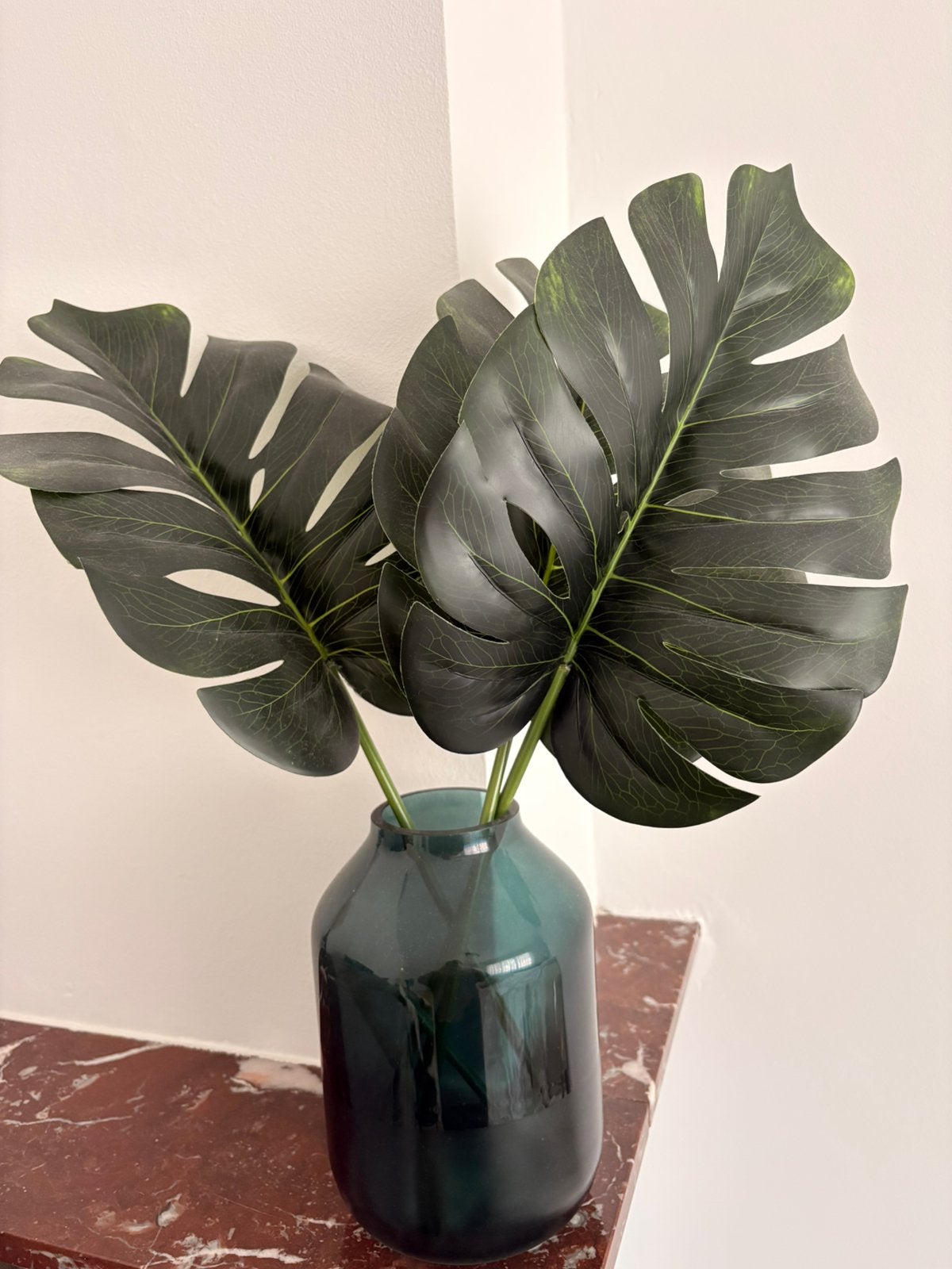 Groene vaas met 3 plastic bladeren, Ophalen, Groen, Inclusief kunstbloemen, 22 cm