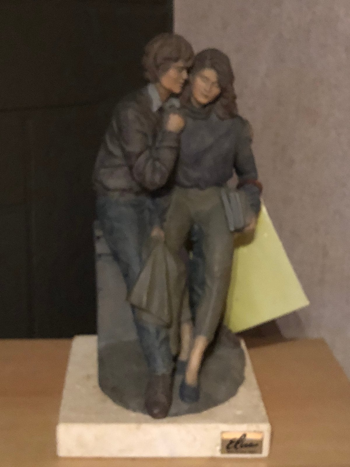 Elisa beeld koppel op stenen sokkel, Enlèvement, Statue