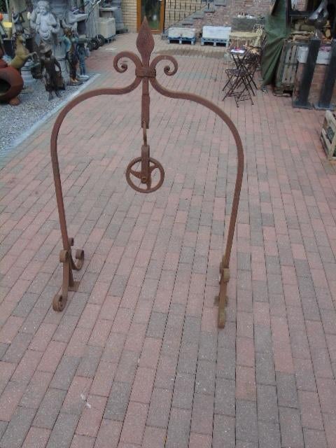 Fleur de Lys smeedijzeren putportaal met volledige wielstang, Tuin en Terras, Tuinmeubel-accessoires, Zo goed als nieuw, Ophalen