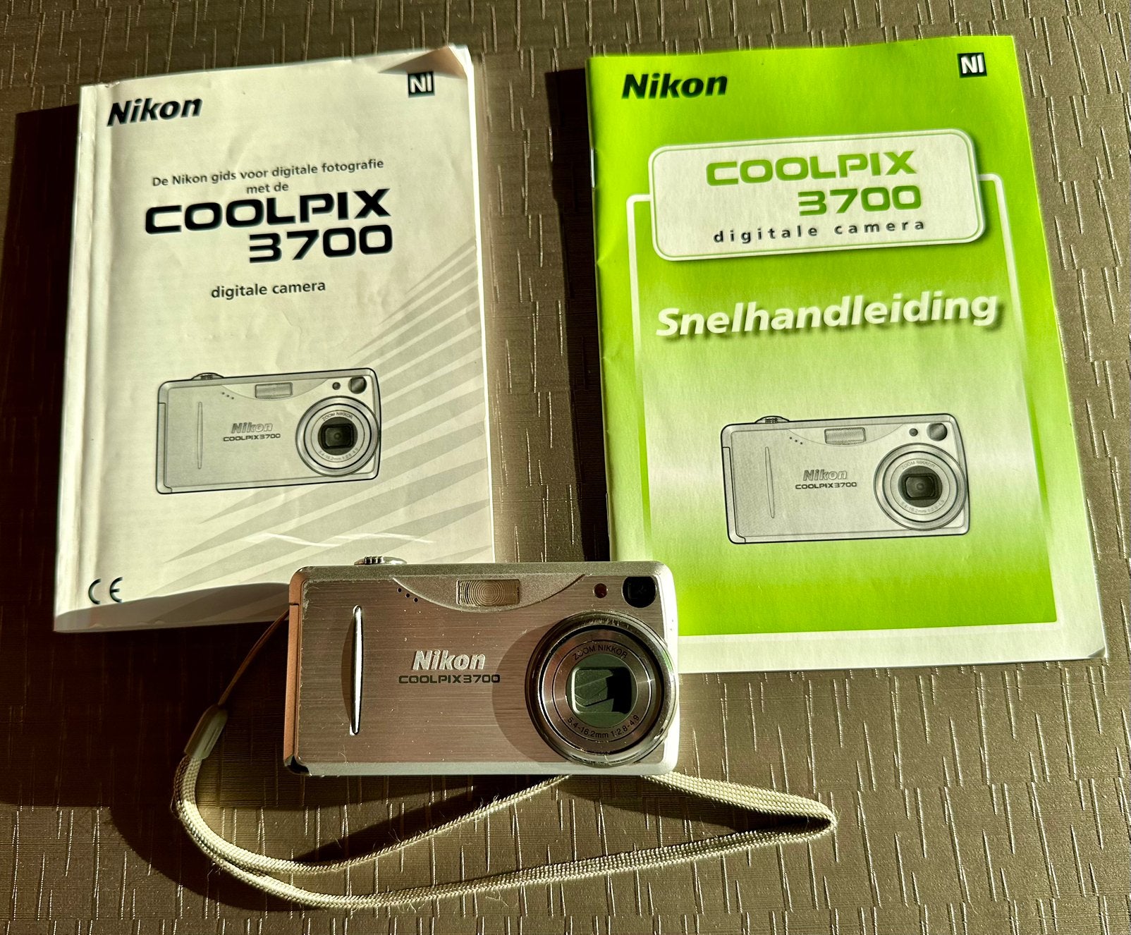 Retro - Vintage - Y2K digicam Nikon Coolpix 3700, Audio, Tv en Foto, Fotocamera's Digitaal, Ophalen, Oplader, Zo goed als nieuw