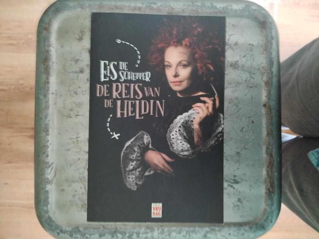 Els De Schepper – De reis van de heldin (gesigneerd), Verzenden, Zo goed als nieuw, Cabaret, Els De Schepper