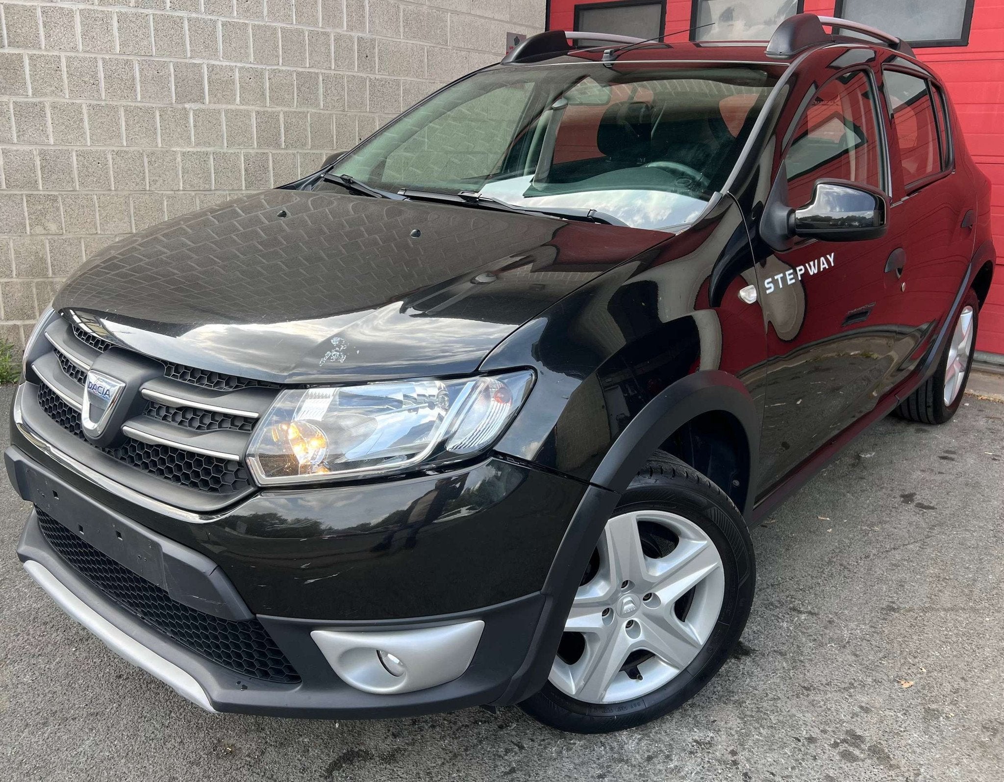 Dacia Sandero Stepway 0.9 TCe + CLIM (bj 2015), Auto's, Dacia, Start-stop-systeem, Gebruikt, Zwart, Bedrijf