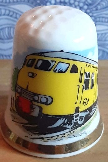 désa coudre de collection porcelaine locomotive ( 4), Verzamelen, Vingerhoedjes, Ophalen of Verzenden, Zo goed als nieuw, Porselein