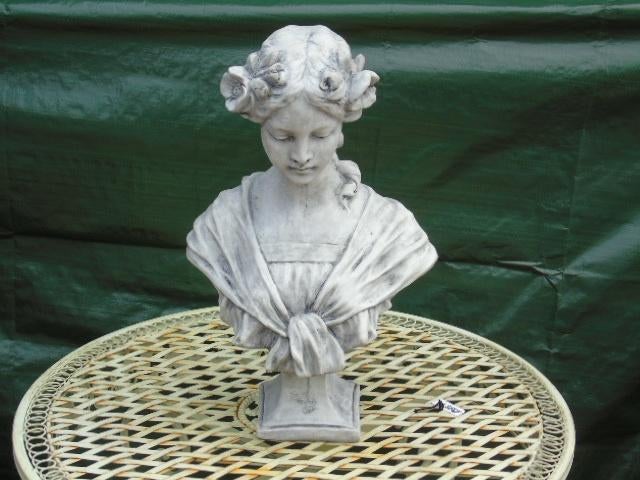 Buste van een vrouw in steen, de vrouw met bloemen..., Tuin en Terras, Ophalen, Nieuw