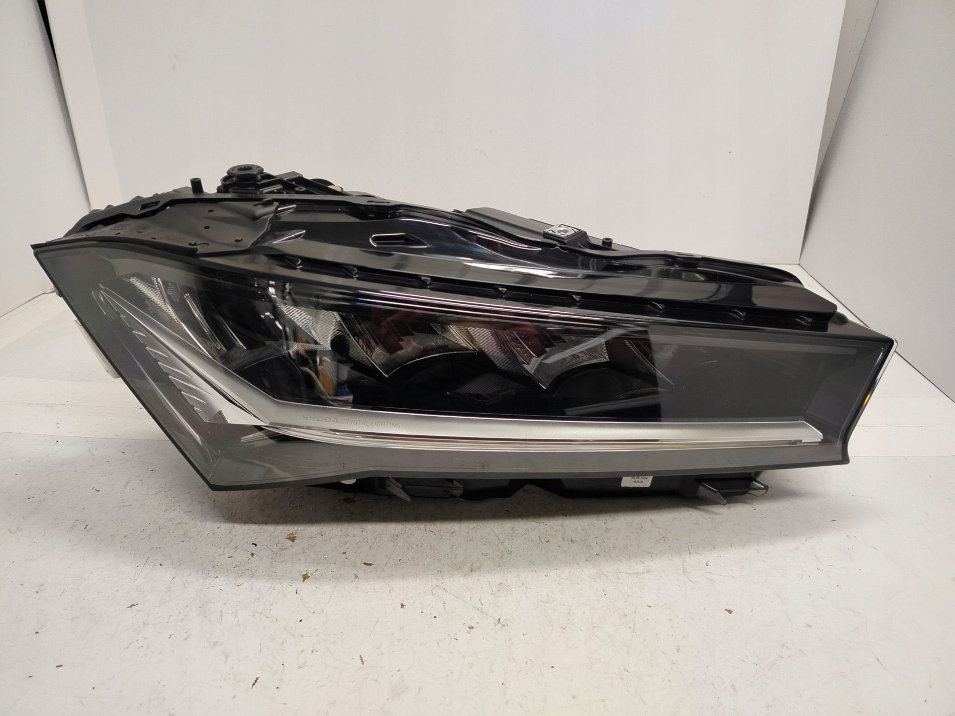 Phare droit Skoda Superb IV 3P1.941.016, Infoline@skoda-auto.cz, Tr. Vaclava Klementa 869
293 01  Mlada Boleslav, CZ, Utilisé