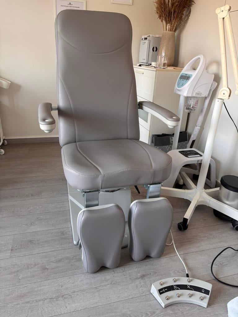 Elektrische behandel/pedicure stoel, Elektronische apparatuur, Ophalen, Zo goed als nieuw