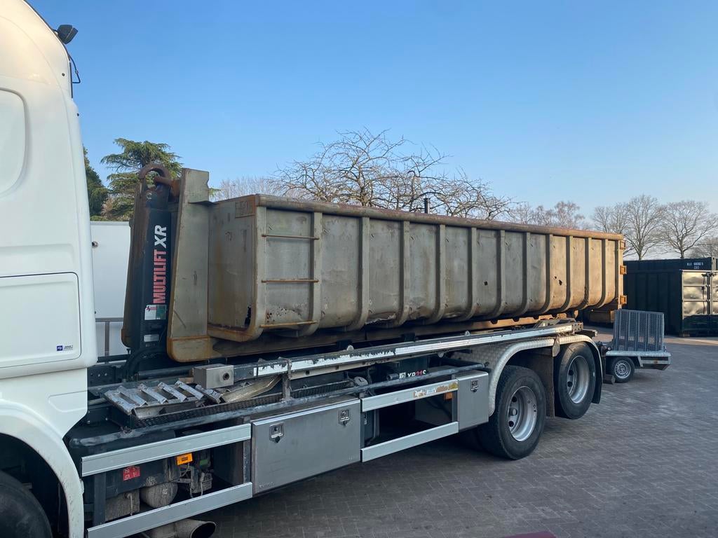 Leebur Haakarm containerbak 15m3 met werk aan NCH afzetbak, Ophalen
