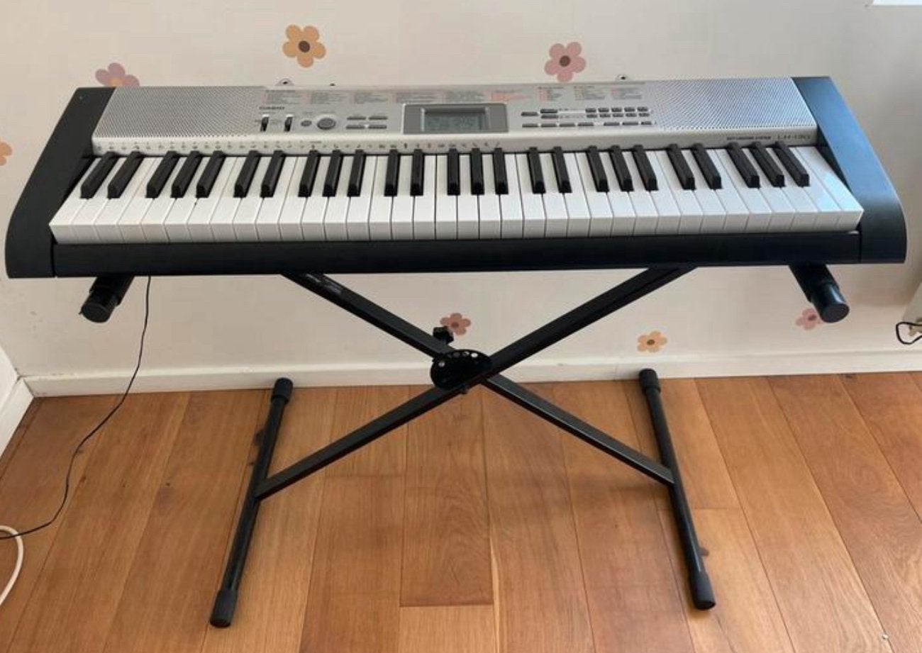 Casio LK-130 Keyboard (Key Lighting System) + standaard, Musique & Instruments, Enlèvement ou Envoi, Comme neuf, Casio