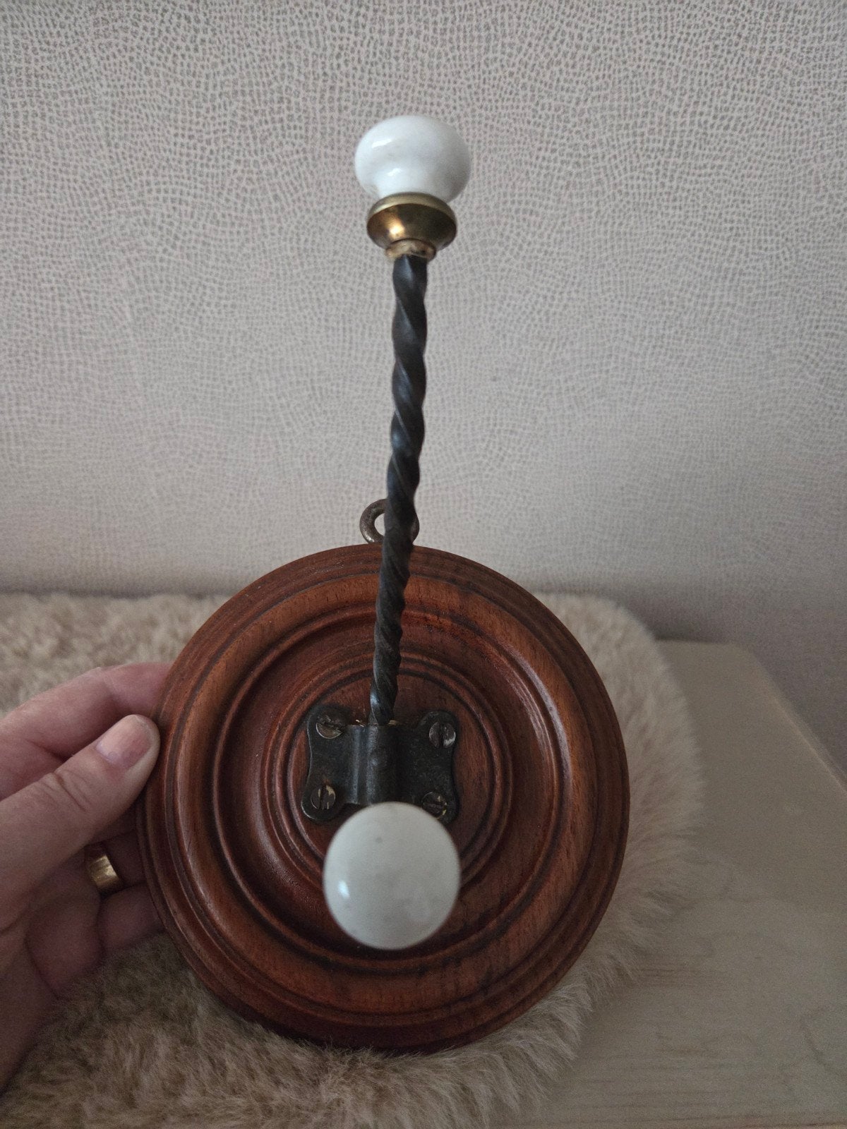 Vintage kapstokhaak met porseleinen knoppen, Enlèvement