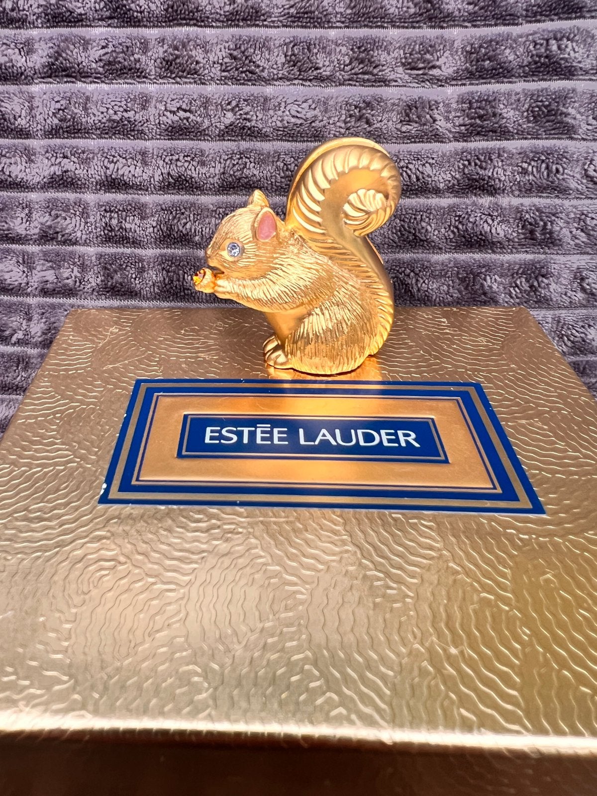 Estee Lauder Knowing Squirrel 1998 Édition Collector, Collections, Parfums, Enlèvement ou Envoi, Comme neuf, Miniature, Plein