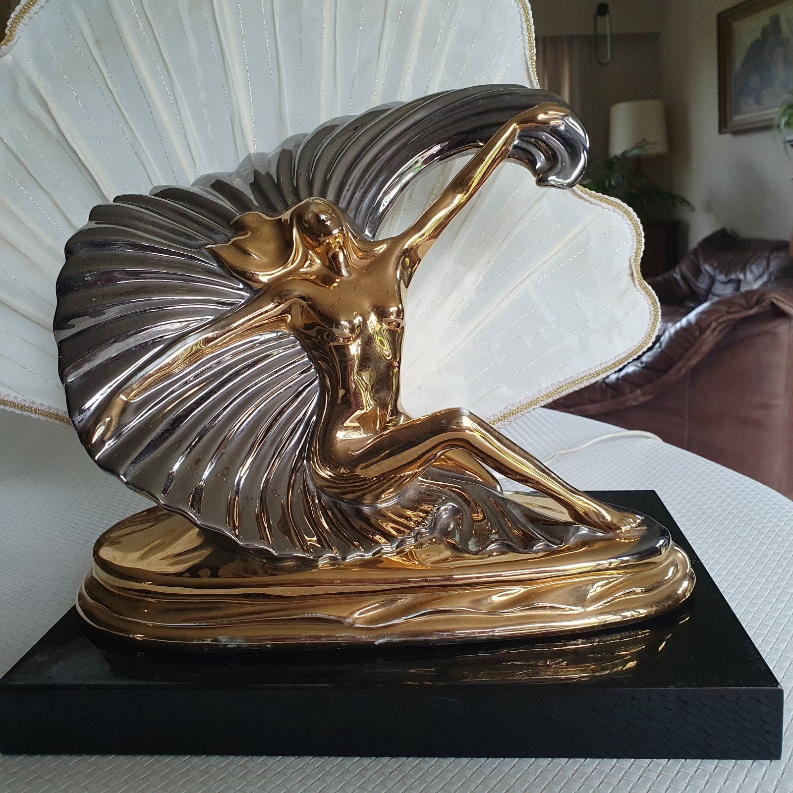 lamp met goud zilverkleurig beeld, Maison & Meubles, Lampes | Plafonniers, Enlèvement, Doré, Céramique