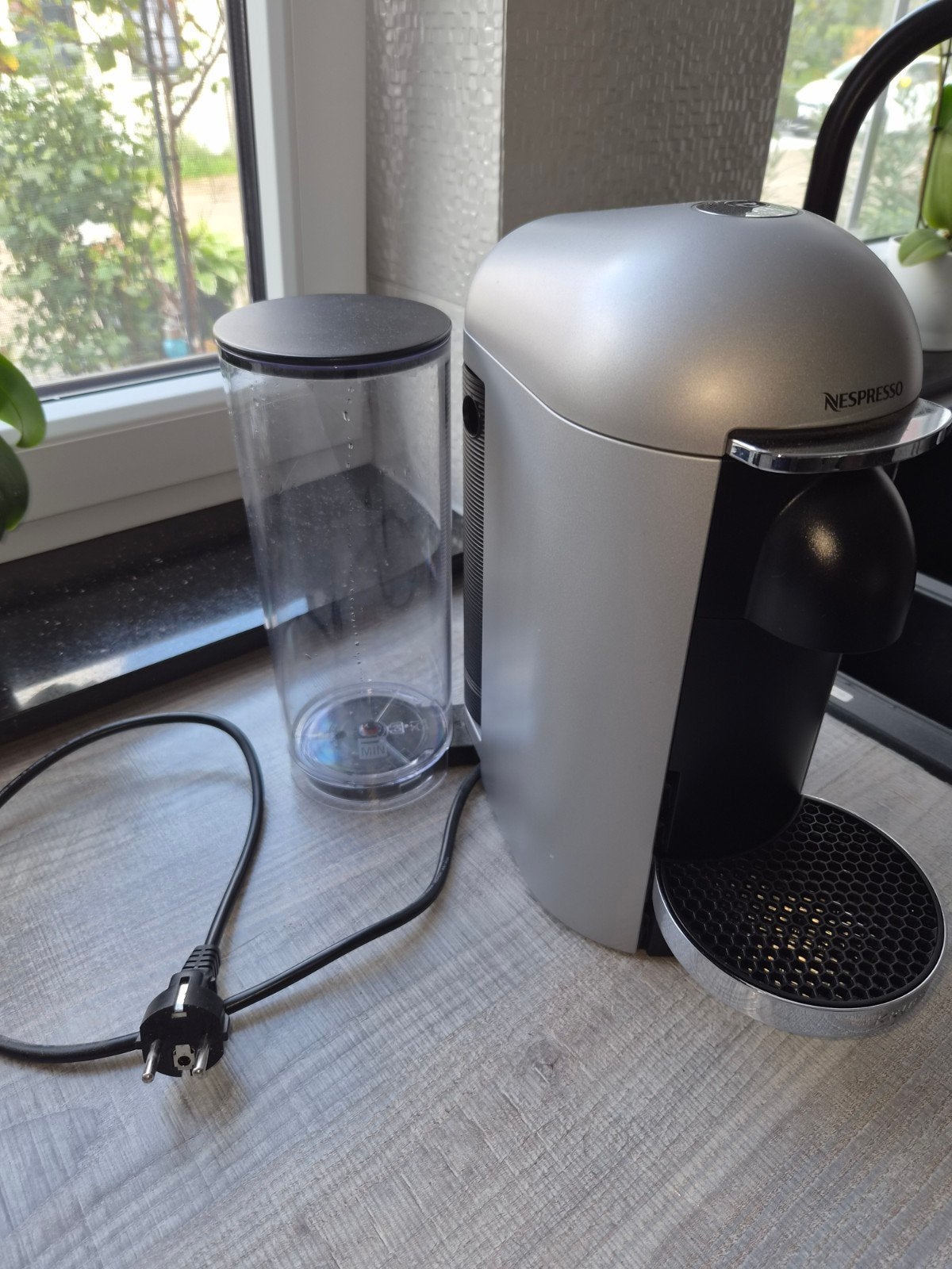 Nespresso vertuo, Machine à espresso, Réservoir d'eau amovible, Dosettes et capsules de café, Comme neuf