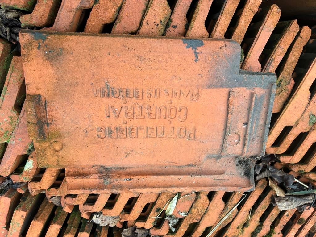 Dakpannen en oude stenen, Pierre ou Argile, Enlèvement, Utilisé, Noir