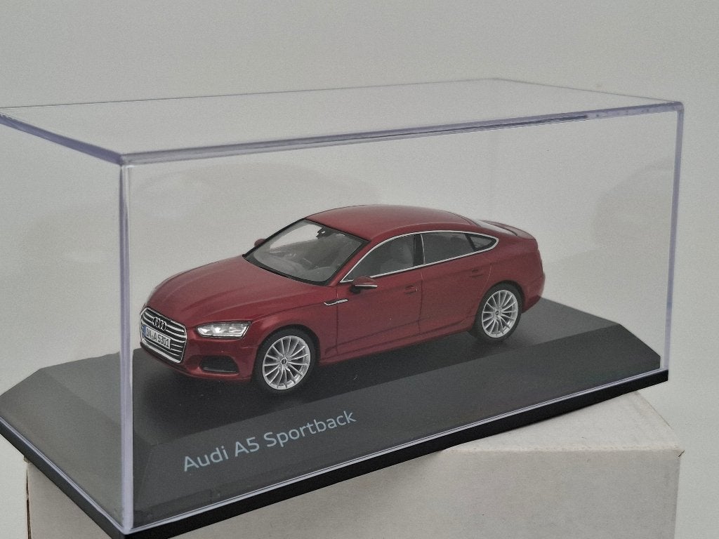 Audi A5 Sportback 1/43 "Matador Red", Hobby en Vrije tijd, Modelauto's | 1:43, Zo goed als nieuw, Auto, Overige merken, Verzenden