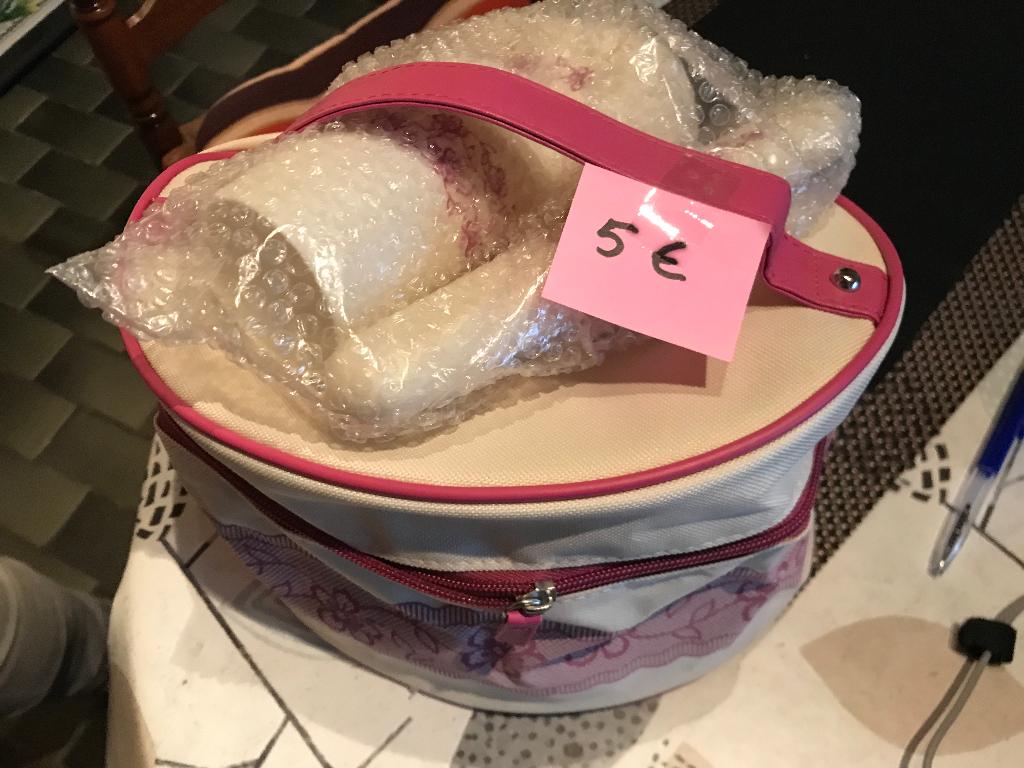 TOILETTASJE MET BENODIGHEDEN, Handtassen en Accessoires, Toilettassen, Ophalen, Nieuw, Beige, Dame