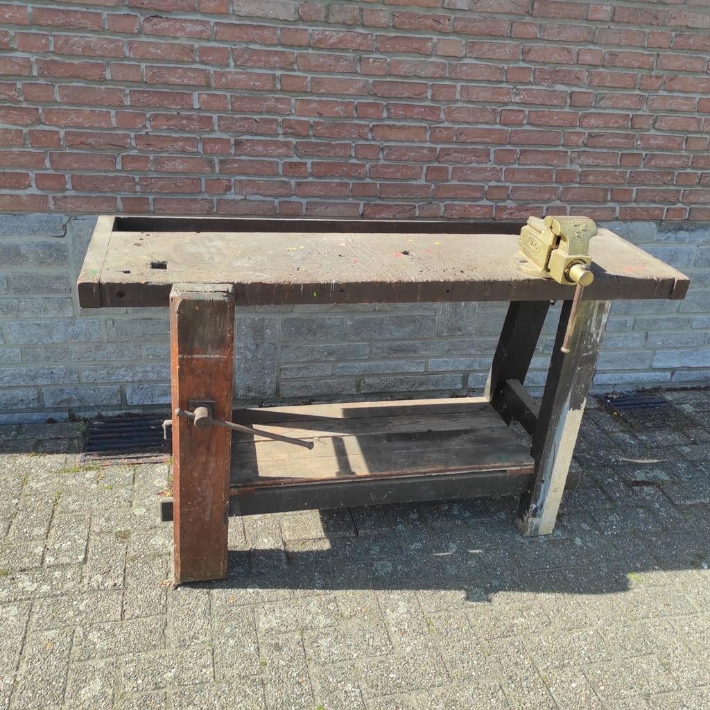 Oude werkbank met bankschroef, Enlèvement, Étau