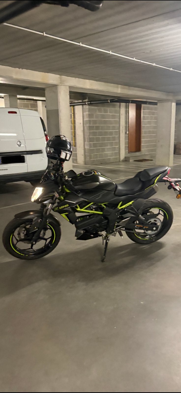 Prachtige Kawazaki Z125cc Nieuw met 350 km Bouwjaar 2025, Motoren, Nieuw, Particulier, Minimaal motorrijbewijs A1, Naked bike