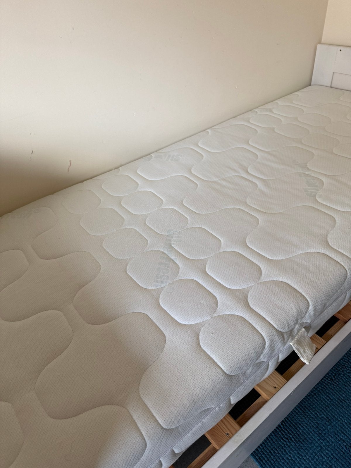1persoonsbed met lattenbodem en matras (moet dringend weg), Enlèvement, Comme neuf, Matelas