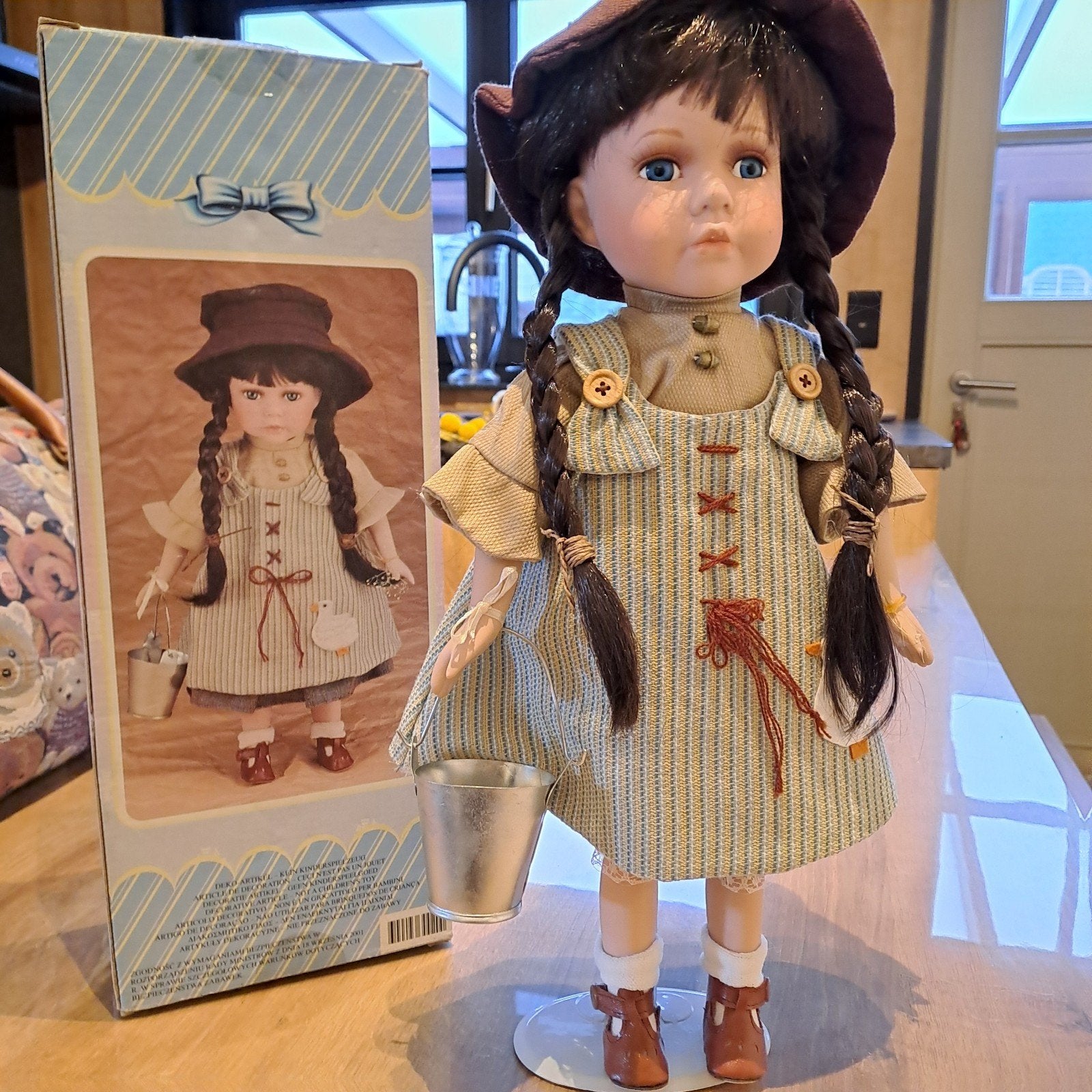 Poupée encore neuve avec des vêtements dans une boîte, Enlèvement ou Envoi, Poupée