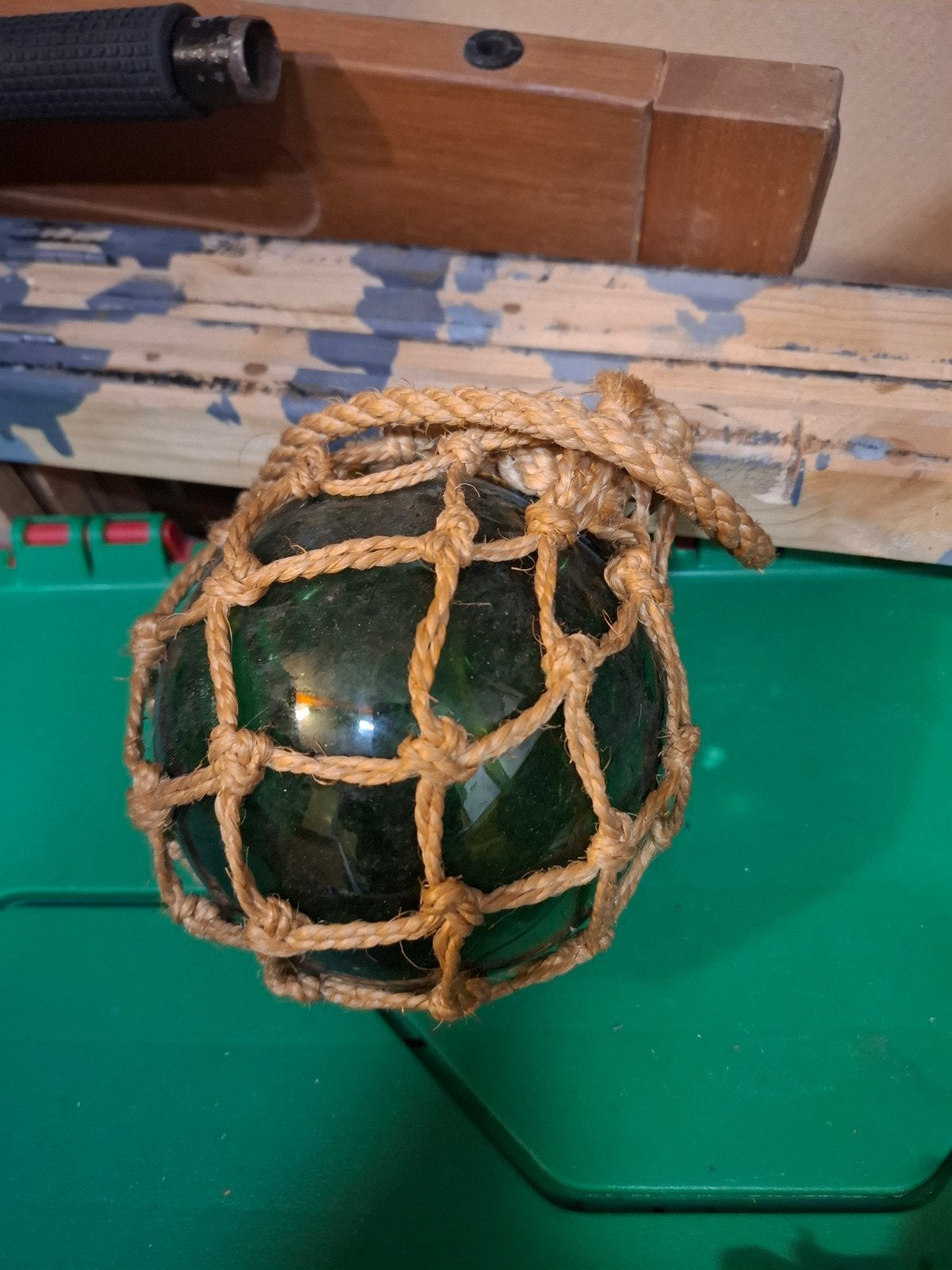 Boule de pêche en verre vert avec filet et boîte métal octog, Antiquités & Art, Enlèvement ou Envoi
