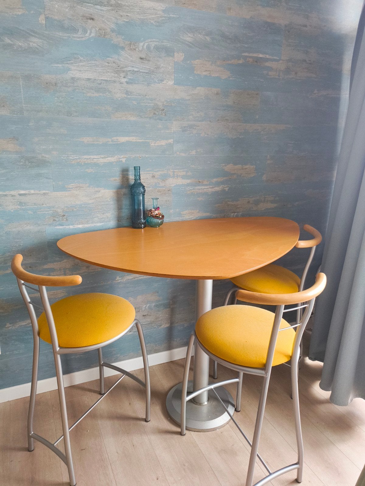 medium hoge eettafel okergeel. 3 stoelen., Huis en Inrichting, Tafels | Statafels, Ophalen, Gebruikt