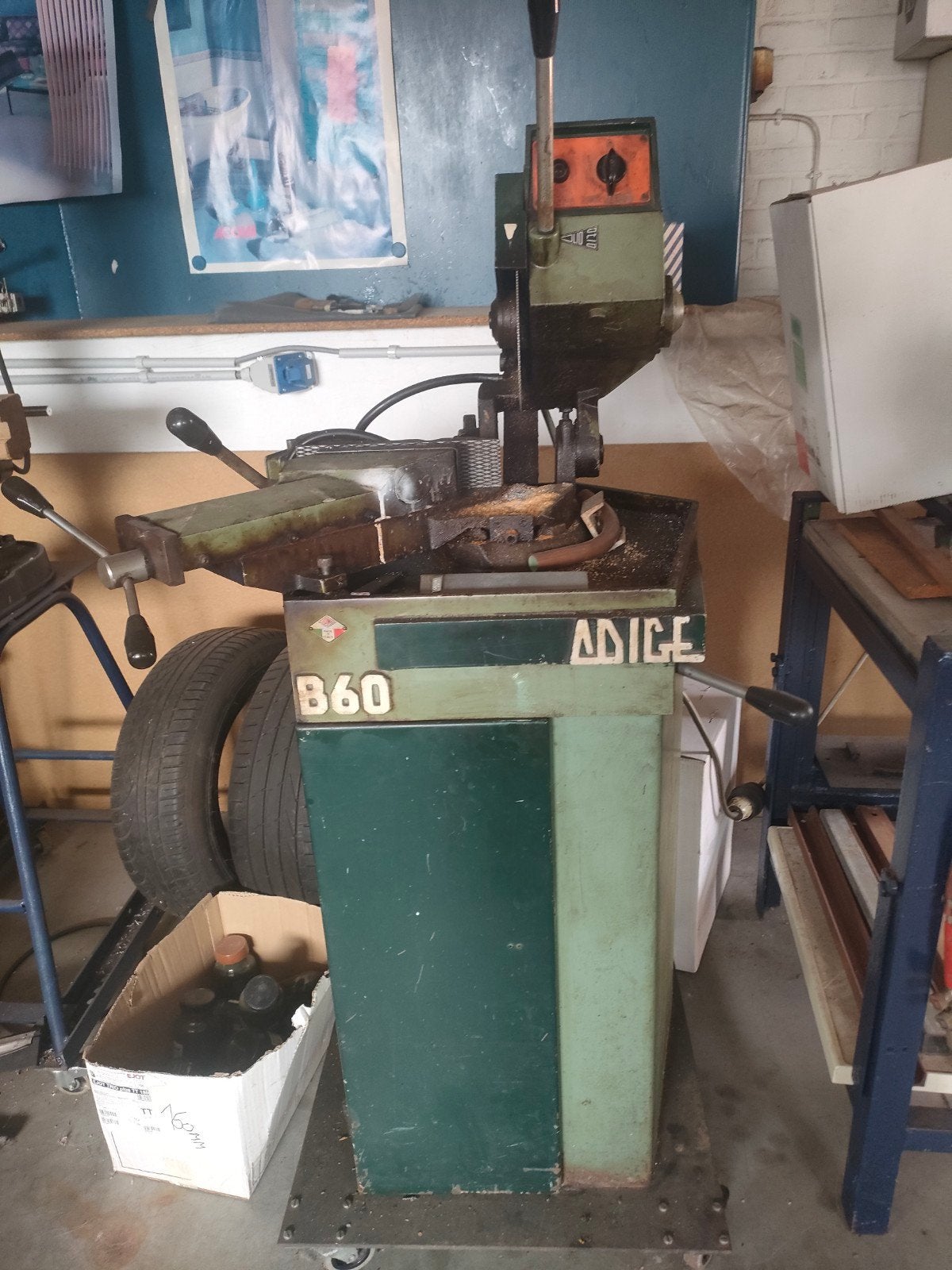 professionele zaagmachine voor metaal. Adige B60, Enlèvement