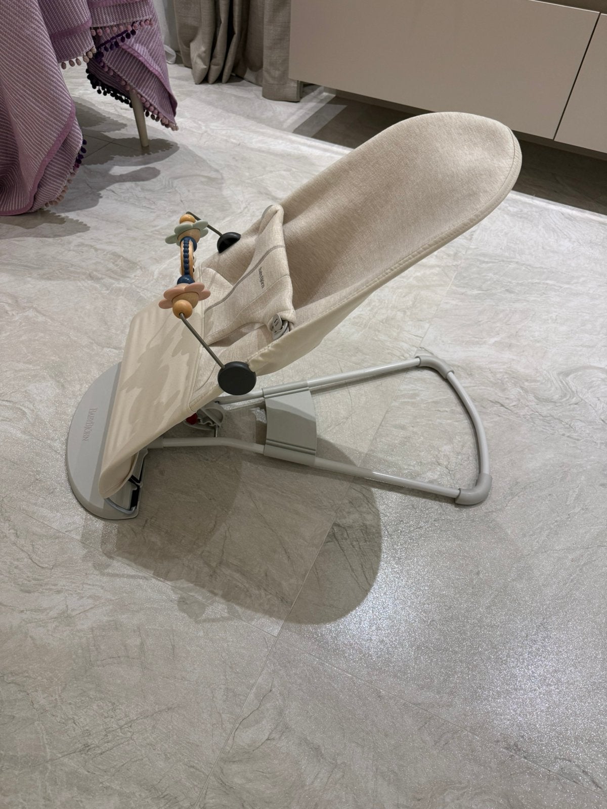 BabyBjörn Bliss Wipstoel Beige Speelboog – Zo goed als nieuw, Kinderen en Baby's, Ophalen, Zo goed als nieuw, Wipstoel, Verstelbaar