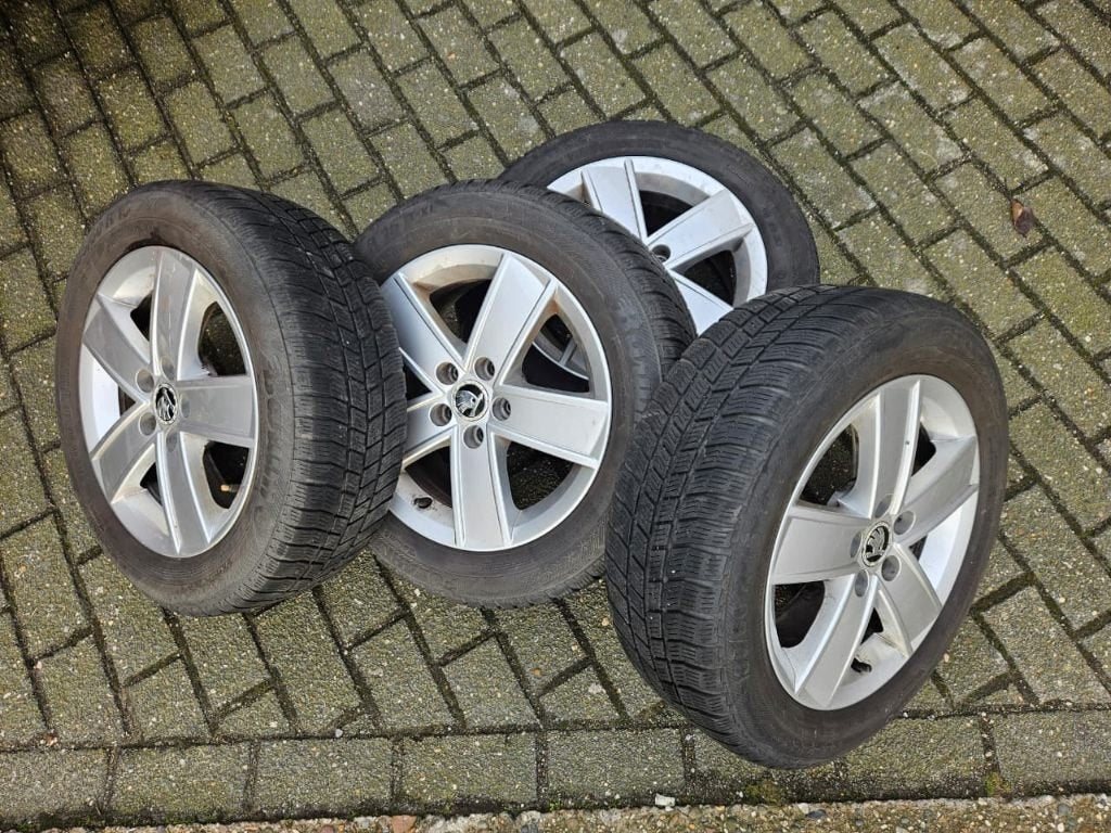 Zomerset Skoda Rapid 15 inch orgineel, Auto-onderdelen, Banden en Velgen, Ophalen, Gebruikt, 15 inch, Banden en Velgen